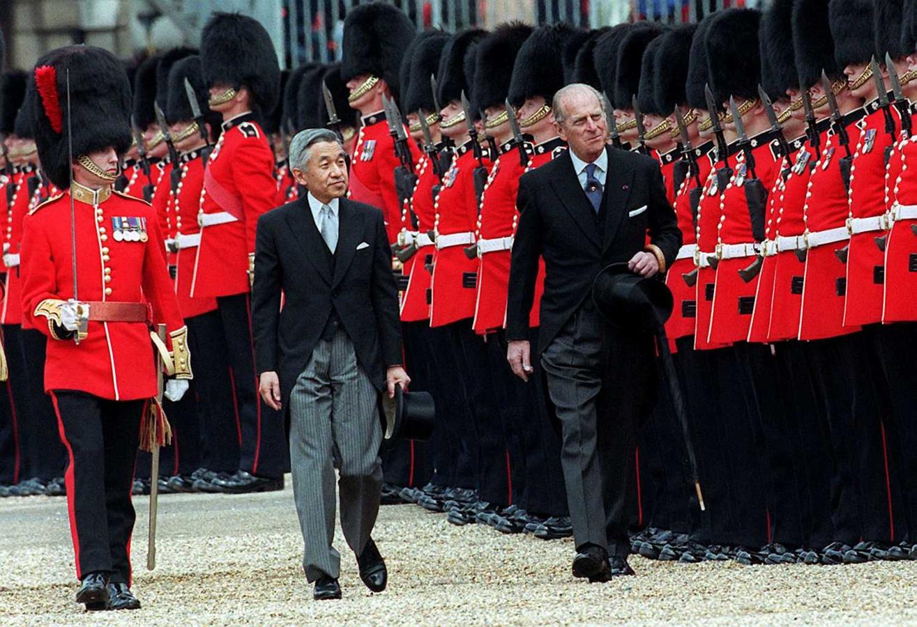 El emperador Akihito de Japón inspecciona junto al duque de Edimburgo, la Guardia de Honor del batallón de la Guardia de Coldstream