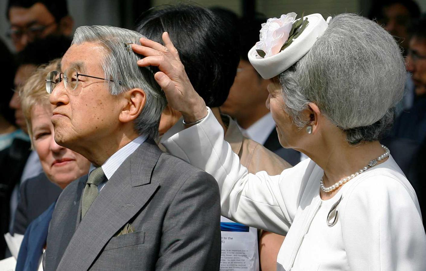 12 de julio de 2009. La emperatriz Michiko le retira una abeja del pelo del emperador Akihito de Japón durante una gira en el Instituto de Ciencias del Océano en Victoria, Columbia Británica
