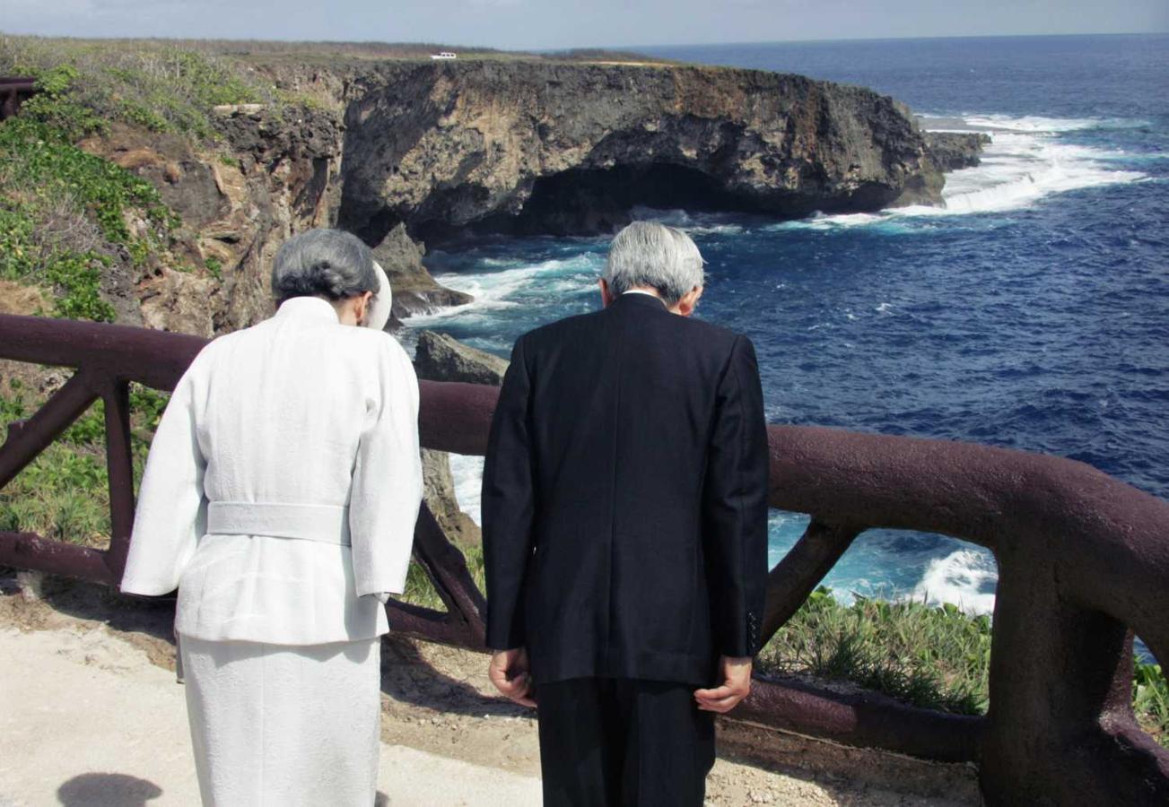 28 de junio de 2005. Los emperadores Akihito y Michiko se inclinan en oración silenciosa en Banzai Cliff, para rendir homenaje a los soldados japoneses y civiles que saltaron del acantilado rocoso hace 61 años en lugar de rendirse ante las fuerzas estadounidenses en la guerra mundial