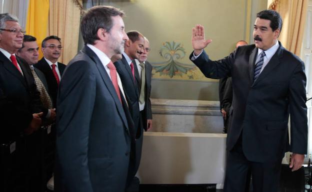 El consejero delegado de Repsol, Josu Jon Imaz (izquierda), junto al presidente de Venezuela, Nicolás Maduro. 