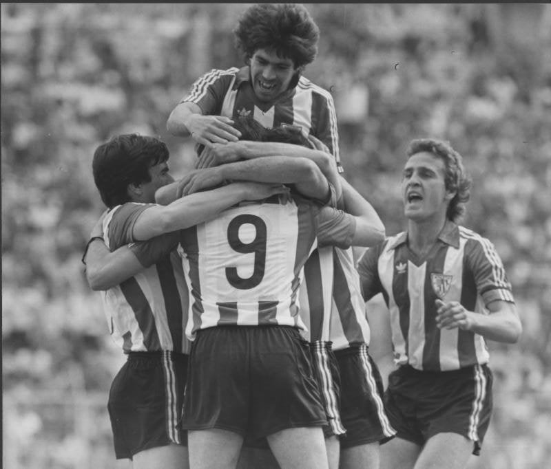 Miguel de Andrés, Urkiaga, Dani y Sarabia celebran otro de los tantos de la victoria.