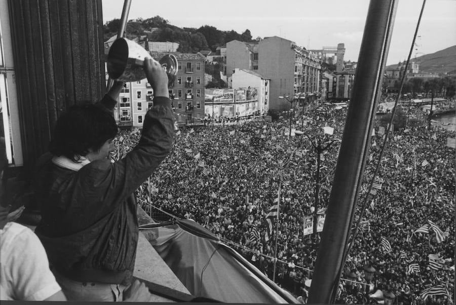 Bizkaia estalló de alegría y más de un millón de personas abarrotaron las dos orillas de la Ría y el Ayuntamiento.