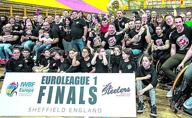 Un centenar de aficionados celebró con los jugadores del Bilbao BSR el éxito continental. 