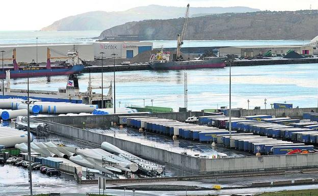 El muro de hormigón del Puerto, junto a las piezas de aerogeneradores donde algunos inmigrantes intentan esconderse.