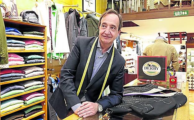 Rafael Gardeazabal dirige Derby, una de las sastrerías más prestigiosas de Bilbao.
