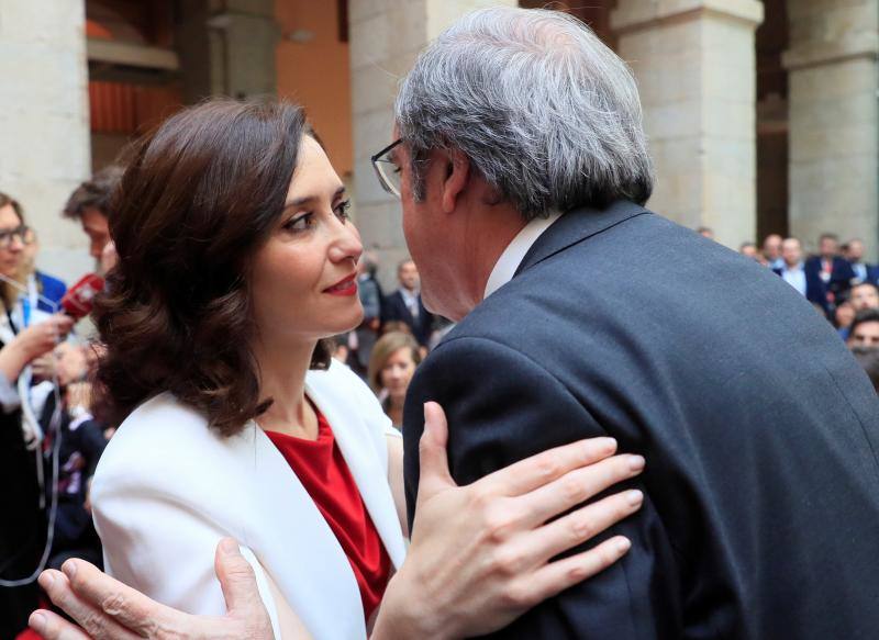 El candidato del PSOE-M a la Comunidad de Madrid, Ángel Gabilondo (d), saluda a la candidata del PP, Isabel Díaz Ayuso (i), durante los actos conmemorativos de la festividad del Dos de Mayo, Día de la Comunidad de Madrid, este jueves en la Real Casa de Correos de la capital.