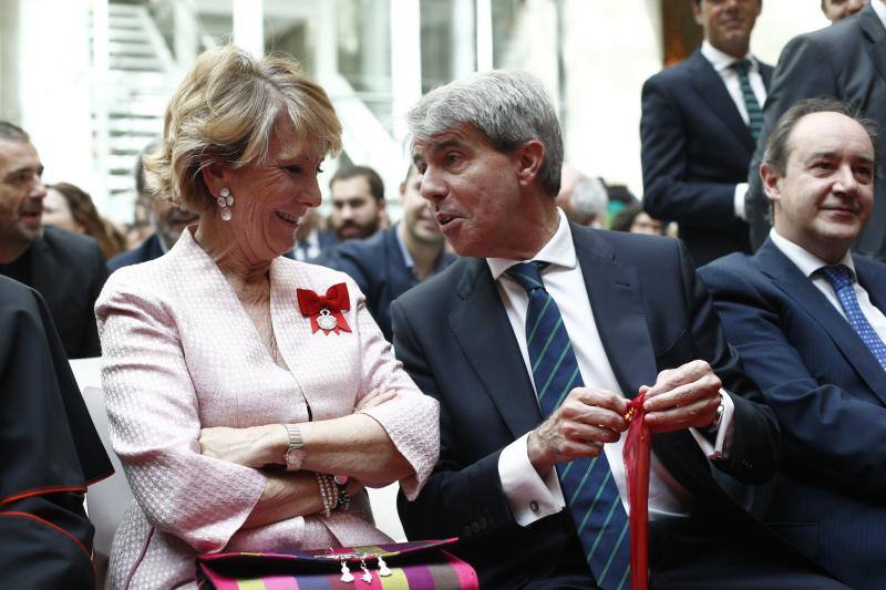 El expresidente de la Comunidad de Madrid, Ángel Garrido, conversa con Esperanza Aguirre, durante los actos conmemorativos de la festividad del Dos de Mayo, Día de la Comunidad de Madrid, este jueves en la Real Casa de Correos de la capital.