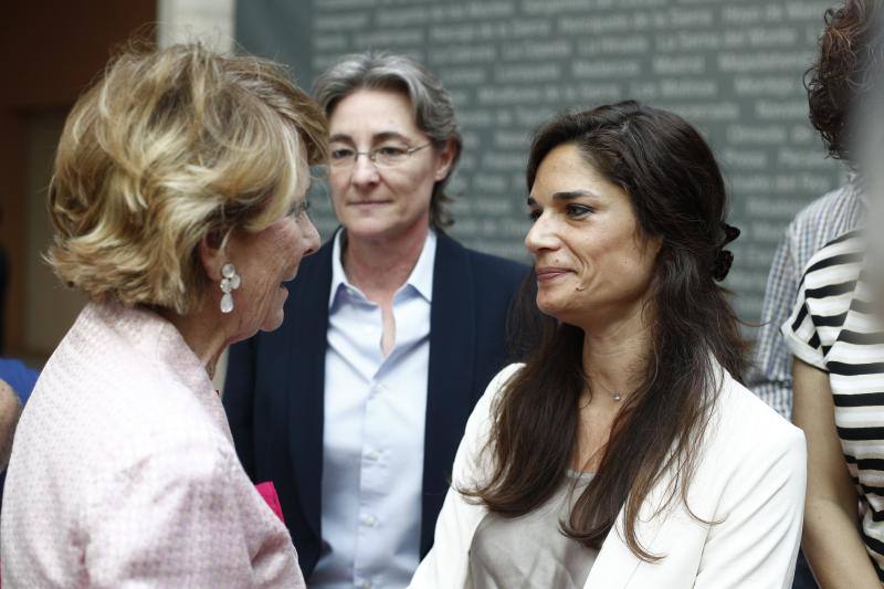 La expresidenta de la Comunidad de Madrid, Esperanza Aguirre, y la candidata de Unidas Podemos a la Presidencia de la Comunidad de Madrid, Isabel Serra, se saludan antes del acto de imposición de la Medalla de la Comunidad de Madrid y de las Condecoracione.