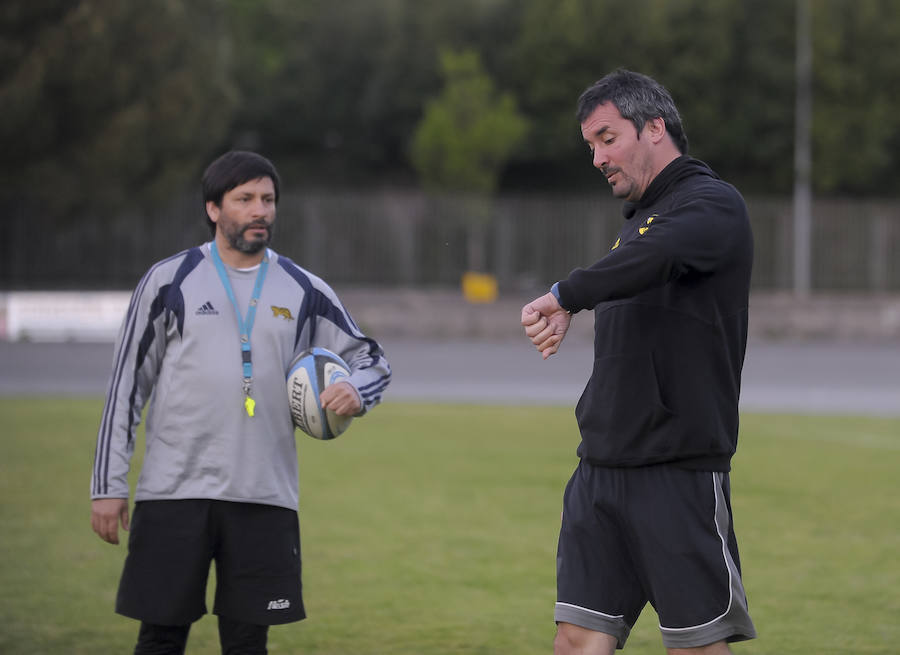 Los dos entrenadores, José Luis Young a la izquierda y Juan Carlos Bado a la derecha. 