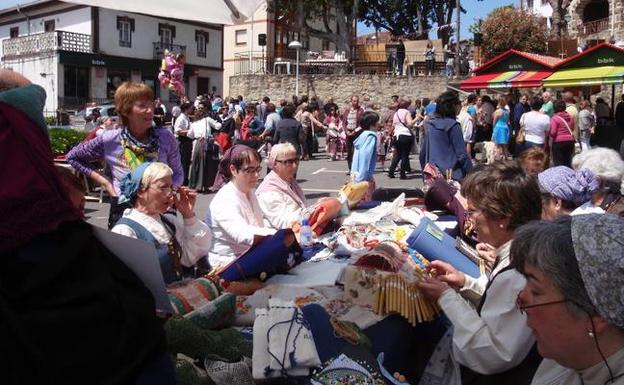 Un grupo de mujeres realiza encajes con bolillos en una edición anterior de la feria. 