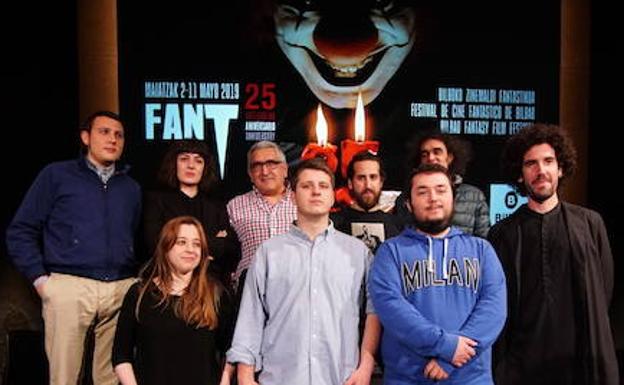 Los cortometrajistas vascos a concurso en la 25 edición del Fant junto a su director, Justo Ezenarro.