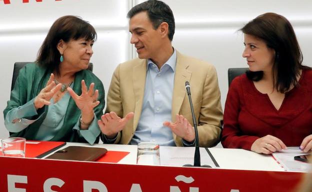 El presidente del Gobierno y secretario general del PSOE, Pedro Sánchez, junto a la presidenta del partido, Cristina Narbona (i), y la vicesecretaria general, Adriana Lastra (d). 