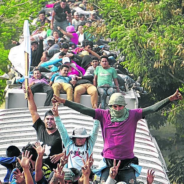 Inmigrantes centroamericanos a lomos de 'la bestia', a la altura de Oaxaca, en una imagen tomada la semana pasada. 