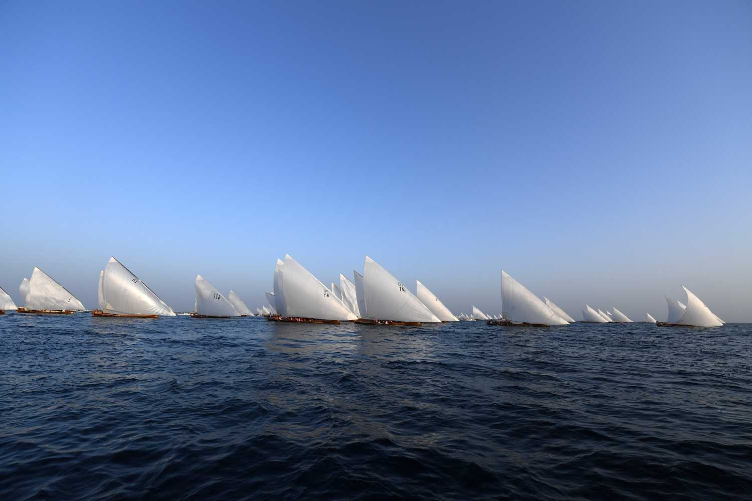Campeonato de vela de larga distancia, conocida como al-Gaffal, cerca de la isla de Sir Abu Nuair hacia Dubai