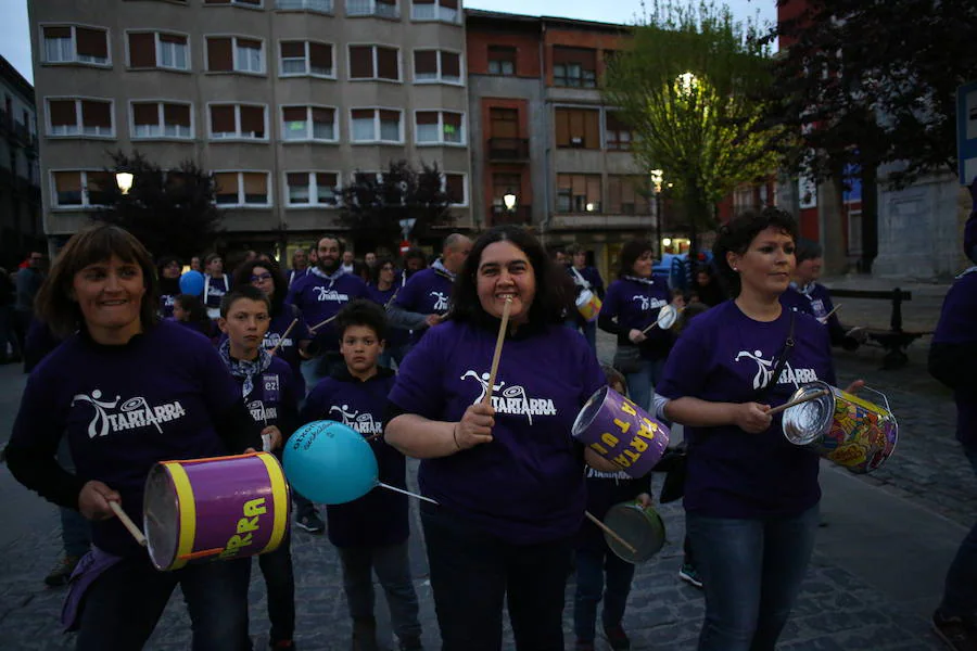 La batukara Tartarra debutó por las calles de su ciudad. 