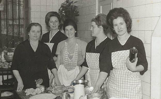 Paquita Arratibel, la madre de Juan Mari Arzak (primera por la izquierda) junto a su equipo, en una estampa de los años 50.