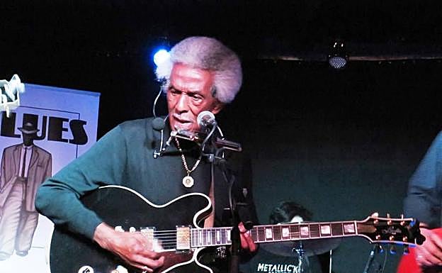 El artista, en plena forma sobre el escenario. 