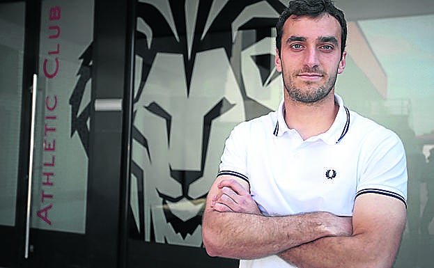 Iñigo Lekue posa en las instalaciones de Lezama antes de la entrevista.