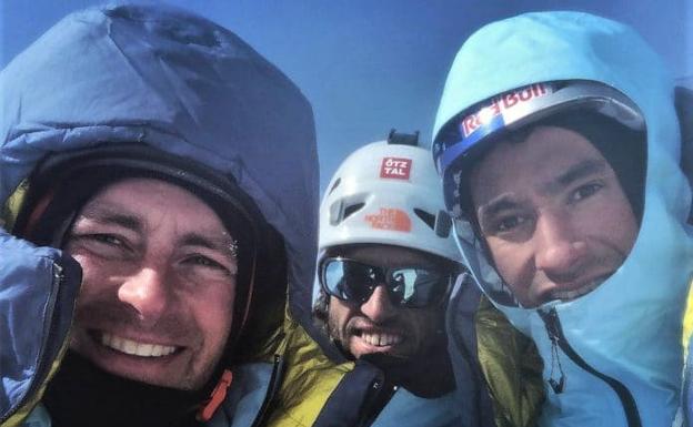 La última imagen de los tres alpinistas fallecidos.