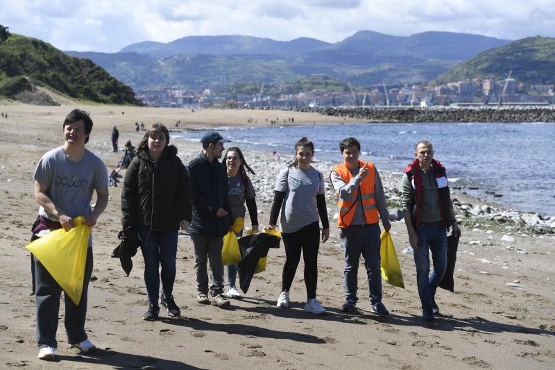 Más de 600 personas participan esta mañana de sábado en una recogida popular de plásticos en la playa