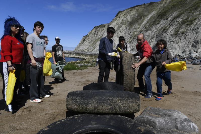 Más de 600 personas participan esta mañana de sábado en una recogida popular de plásticos en la playa