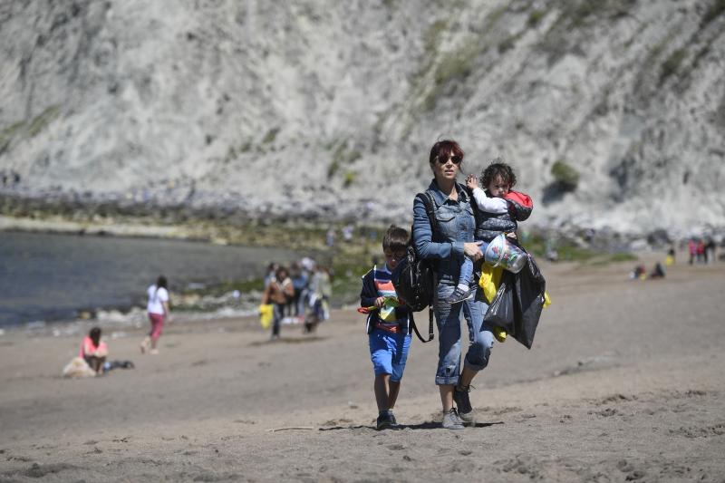 Más de 600 personas participan esta mañana de sábado en una recogida popular de plásticos en la playa