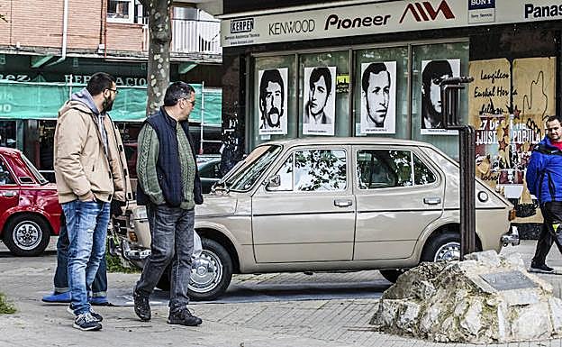 Los vecinos descubrieron los vehículos que aparecen en la película. El estanco Zaramaga o Ríos Moda mostraron fotos del rodaje.