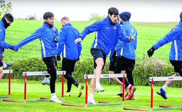 Inui, Manu García y Brasanac, durante la sesión de entrenamiento de ayer en Ibaia.