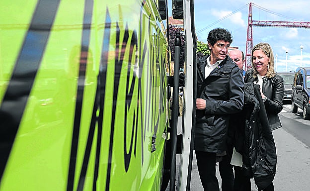 Rementeria, Ortuzar y Otadui suben al autobús en el paseo de La Canilla de Portugalete con destino a Bilbao.