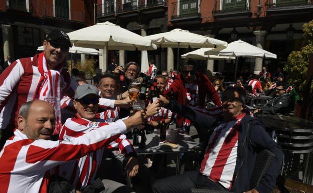 Aficionados disfrutando del ambiente en Valladolid 