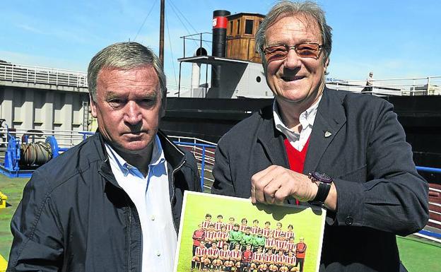 Éxito. Javier Clemente y Manolo Delgado posan con el póster de la plantilla que ganó la Liga y la Copa de la campaña 1983-84.