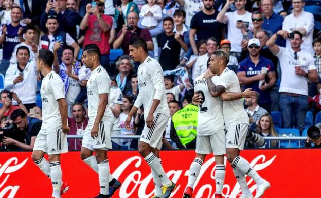 Mariano celebra con sus compañeros el primero de sus goles al Villarreal. 