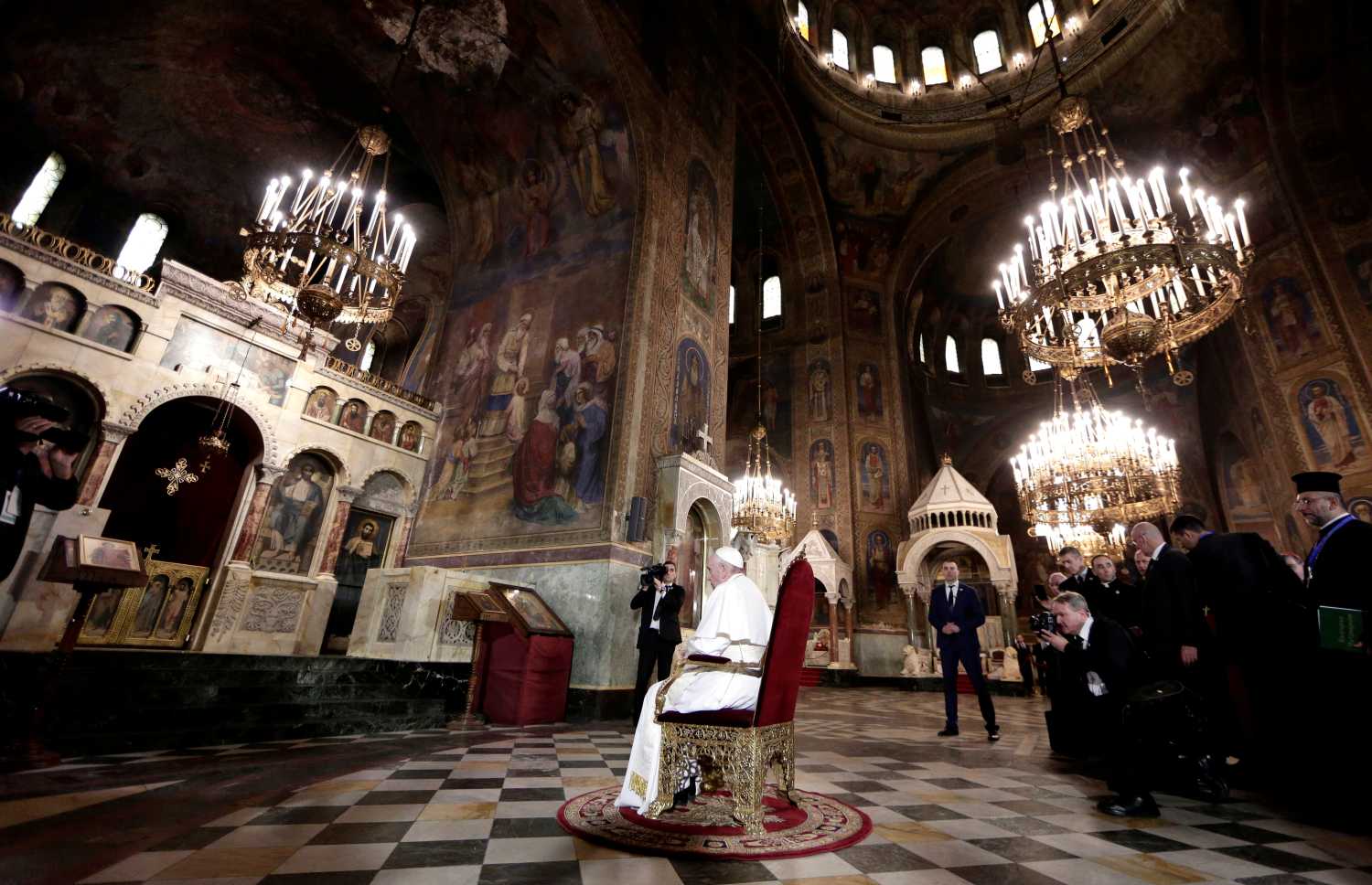 El Papa Francisco reza ante el trono de San Cirilo y Metodio en la catedral de Alexander Nevski, Bulgaria
