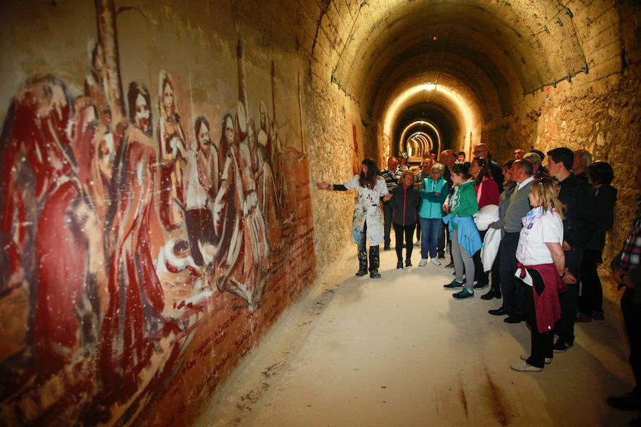 Fotos: El túnel de Cicujano, en la vía del antiguo ferrocarril Vasco-Navarro, ya luce los murales de Irantzu Lekue