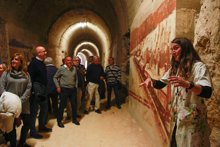 Fotos: El túnel de Cicujano, en la vía del antiguo ferrocarril Vasco-Navarro, ya luce los murales de Irantzu Lekue