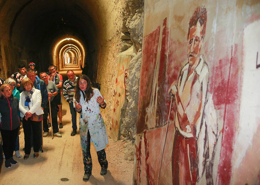 Fotos: El túnel de Cicujano, en la vía del antiguo ferrocarril Vasco-Navarro, ya luce los murales de Irantzu Lekue