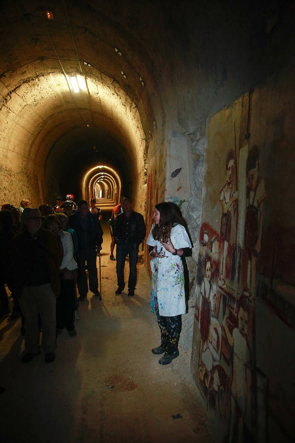 Fotos: El túnel de Cicujano, en la vía del antiguo ferrocarril Vasco-Navarro, ya luce los murales de Irantzu Lekue