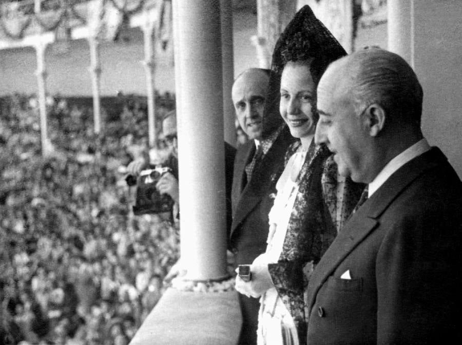 12/06/47, Eva Perón, acompañada del general Francisco Franco (dcha) y el Marqués de Valdavia, Mariano Ossorio Arévalo, durante una corrida de toros celebrada en la plaza madrileña de Las Ventas, dentro de su visita a España. 