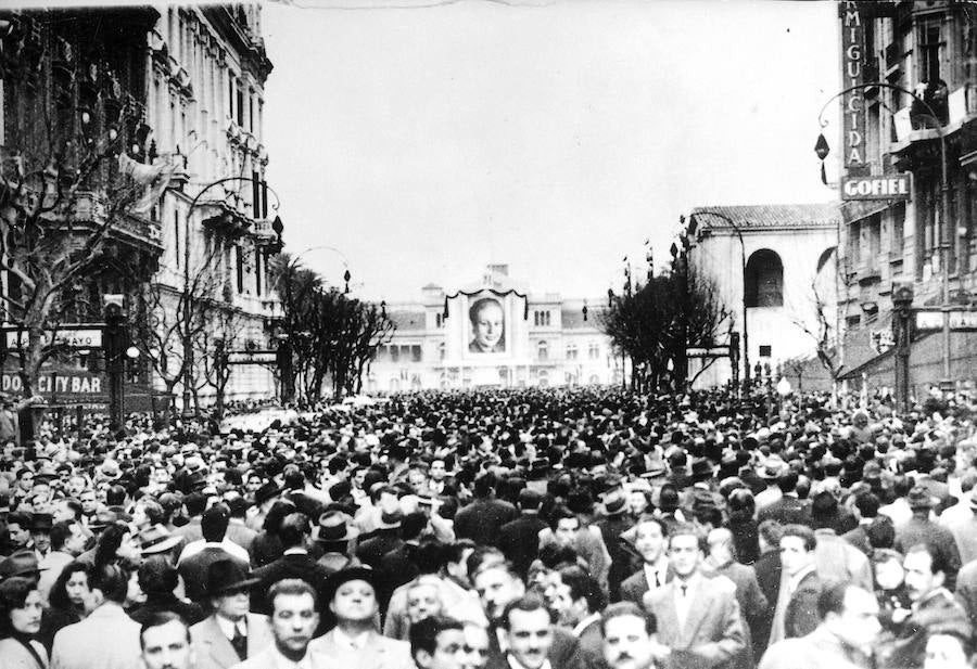 Una vista de la Avenida de Mayo en Buenos Aires abarrotada de argentinos después de anunciarse el fallecimiento de Eva Perón. 