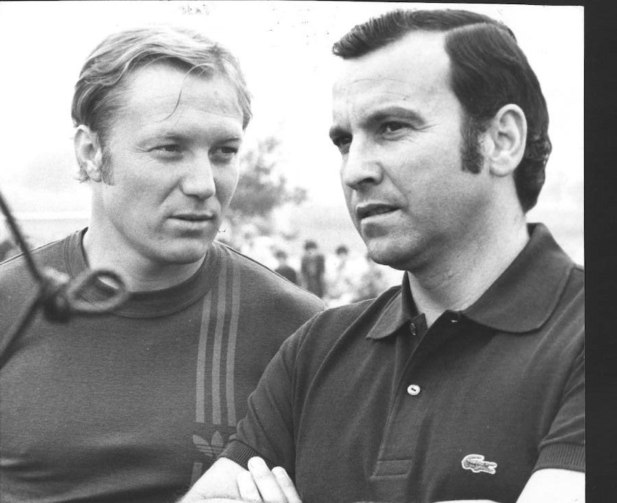 Koldo Aguirre (dcha) entrenador del Athletic dialogando con Manolo Delgado, preparador físico. 