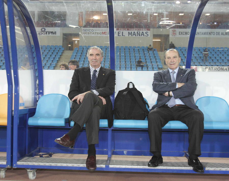 José Angel Iribar y Koldo Aguirre, sentados en el banquilo del estadio de futbol de Almeria Juegos del Mediterraneo. 
