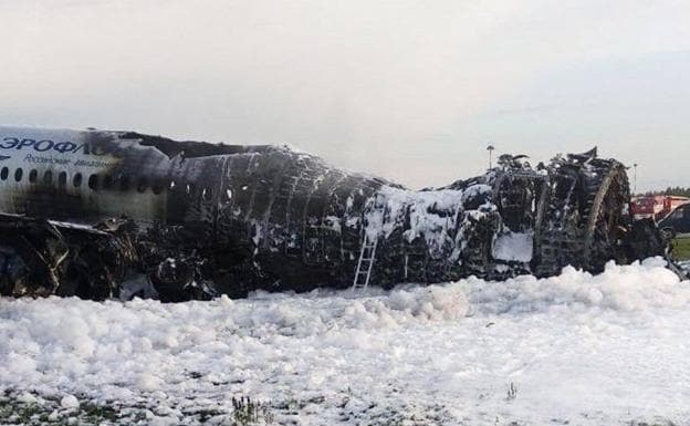 Imagen facilitada por la Agencia de Noticias Moscú, este lunes, que muestra el fuselaje del avión incendiado ayer en el aeropuerto moscovita de Sheremétievo.