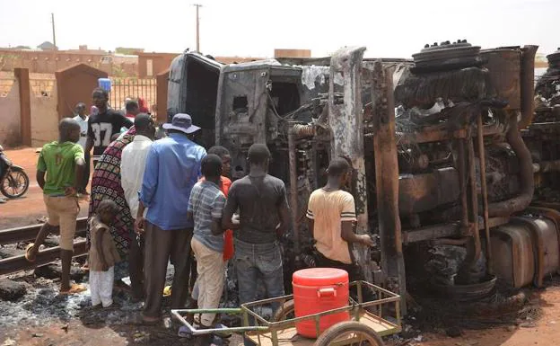 Varios ciudadanos observan los restos del camión cisterna que volcó y luego se incendió en Niger.