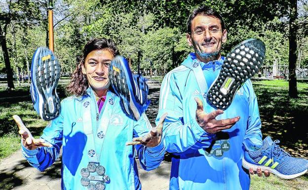 María José y José Ignacio, ayer en el parque de El Prado. Para ellos, las maratones son una terapia para afrontar la pérdida de su hijo.