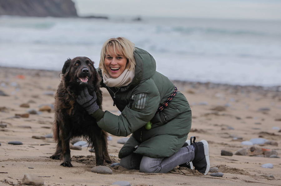 La presentadora del 'Eguraldia' es «tan friolera» que su prenda imprescindible es un buen plumífero que vaya «desde el cuello hasta los pies», define su forma de vestir como «muy sport» y nunca lleva tacones