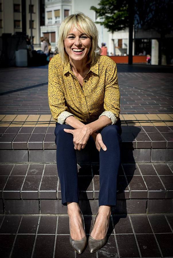 La presentadora del 'Eguraldia' es «tan friolera» que su prenda imprescindible es un buen plumífero que vaya «desde el cuello hasta los pies», define su forma de vestir como «muy sport» y nunca lleva tacones