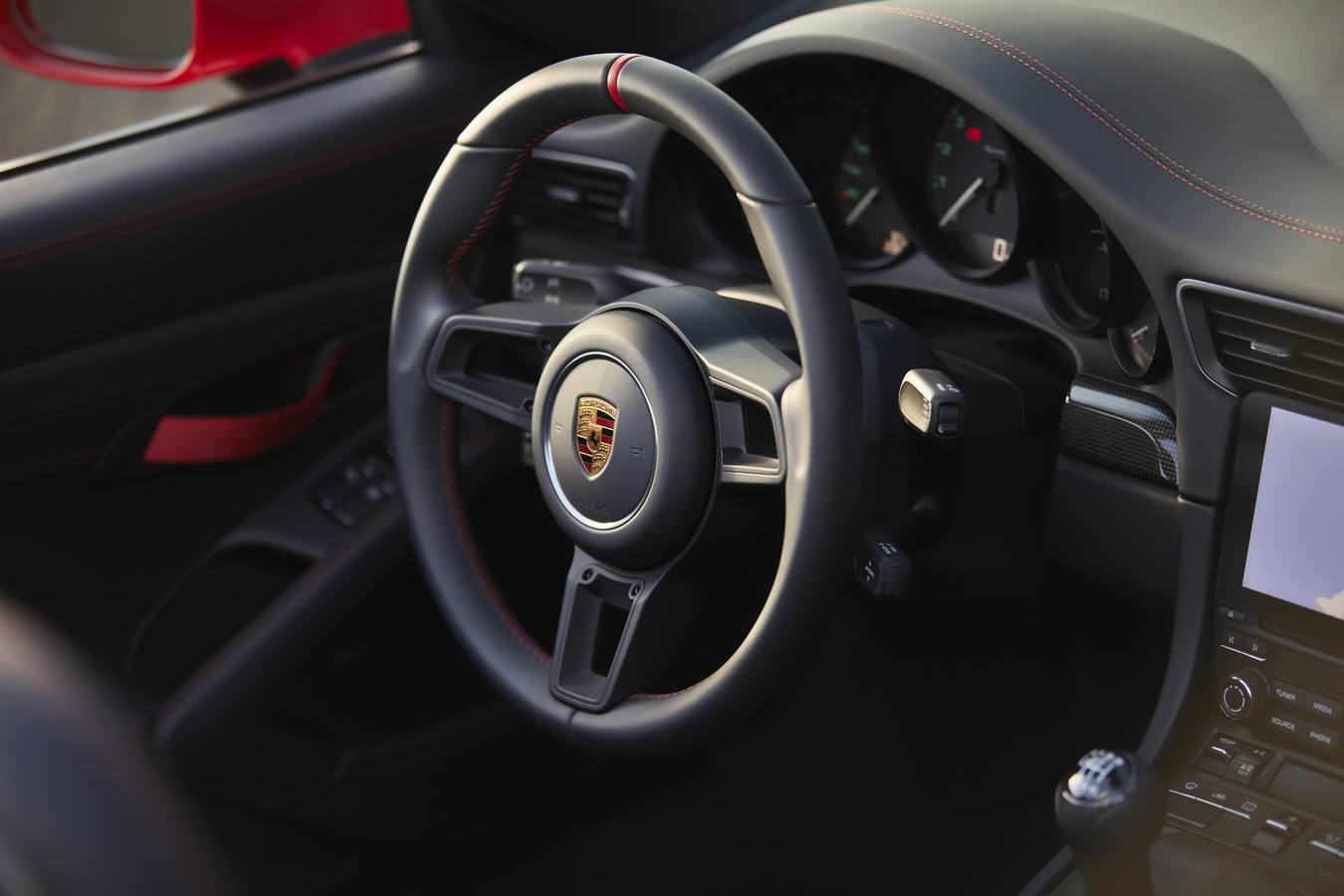 Con tecnología de competición apta para el uso diario, el 911 Speedster es un modelo exclusivo. Se trata de una serie especial limitada a 1.948 unidades que equipa un motor bóxer atmosférico de cuatro litros y cambio manual de seis velocidades. Cuesta 308.743 euros.