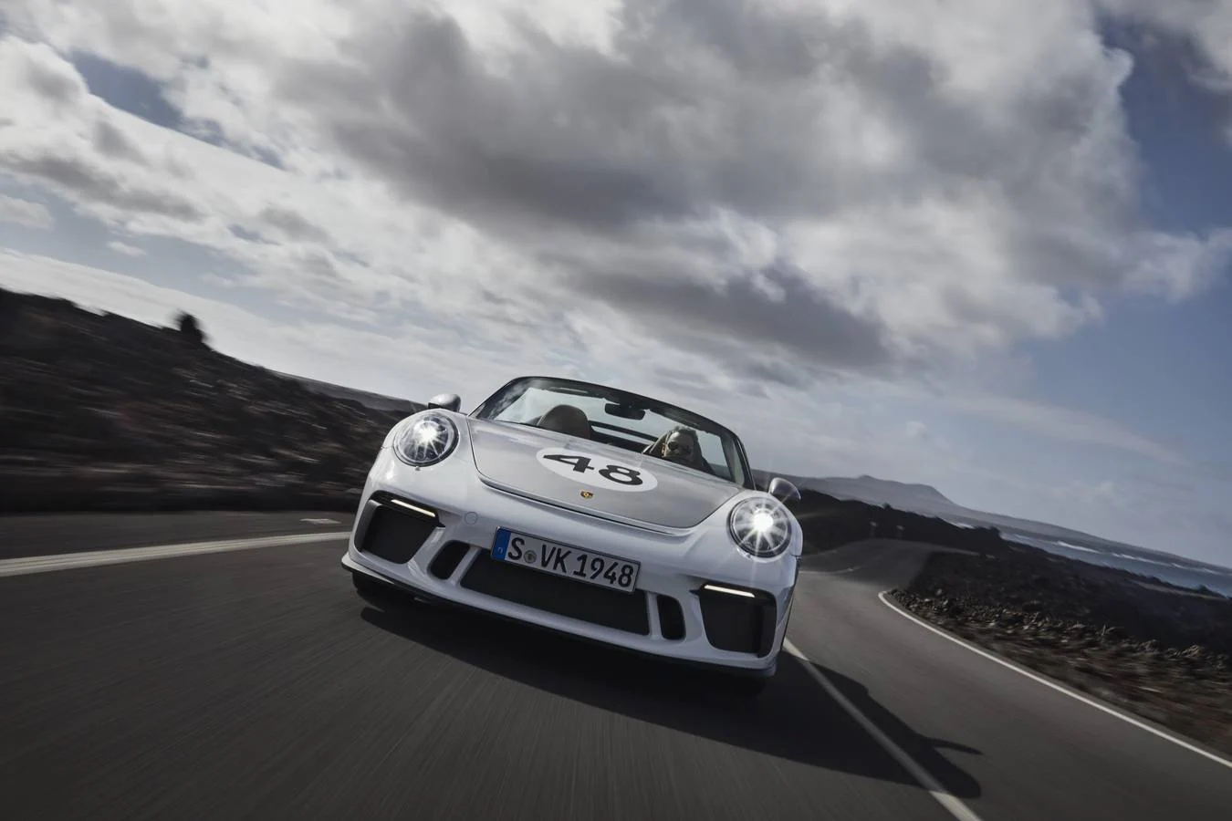 Con tecnología de competición apta para el uso diario, el 911 Speedster es un modelo exclusivo. Se trata de una serie especial limitada a 1.948 unidades que equipa un motor bóxer atmosférico de cuatro litros y cambio manual de seis velocidades. Cuesta 308.743 euros.