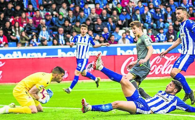 Calleri no llega por poco a un centro desde la banda que terminó en manos de Rulli en el derbi del sábado ante la Real Sociedad.