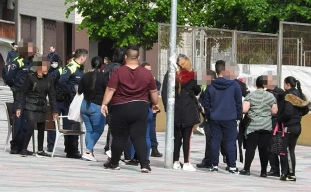 Ocho patrullas de la Ertzaintza y la Policía Municipal de Barakaldo han acudido al centro.
